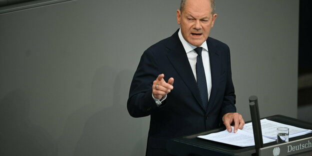 Bundeskanzler Scholz bei einer Rede im Bundestag.