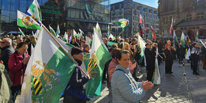 Fahnen auf einer Kundgebung der rechtsextremen Freien Sachsen.