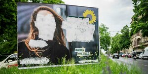 Auf einem Wahlplakat der Grünen in Berlin sind Gesicht und Wahlspruch beschmiert mit weißer Farbe