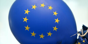 Blauer Ballon mit den gelben Sterne der EU