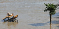 Eine Person auf einer Band im Hochwasser.