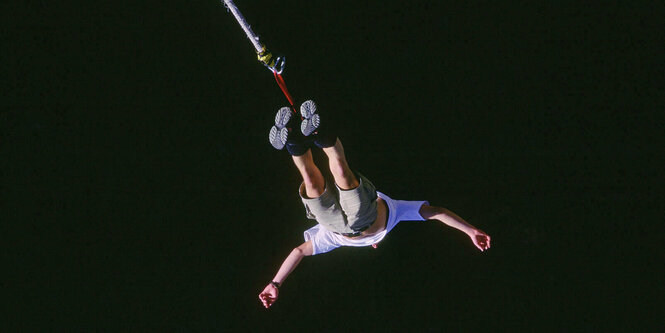 Ein Mann beim Bungee Jumping.