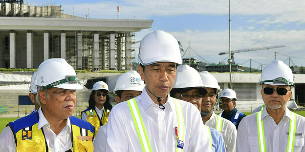 Indonesiens Präsident Joko "Jokowi" Widodo am Mittwoch auf der Baustelle seines Palastes, in dem er im Juli einziehen will.