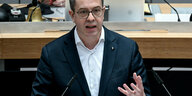 Das Foto zeigt Finanzsenator Stefan Evers (CDU) am Rednerpult des Abgeordnetenhauses.