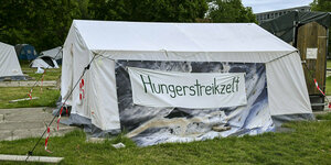 Das Hungerstreikzelt vom Bündnis «Hungern bis ihr ehrlich seid". Das weiße Zelt mit der Aufschrift: Hungerstreitzelt, steht auf einer Wiese