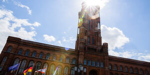 Das Foto zeigt das Rote Rathaus in Berlin mit der Sonne dahinter