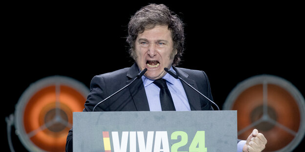 Javier schreiend vor einem Mikrofon, dasrunter der Schriftzug "Viva24"