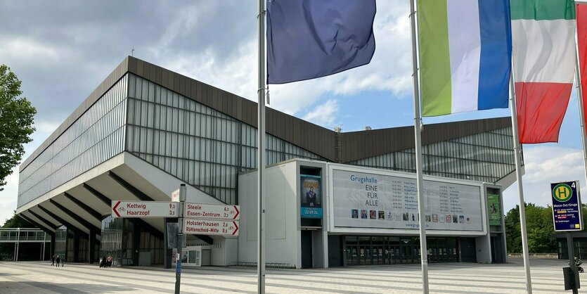 Vor der Grugahalle wehen verschiedene Fahnen