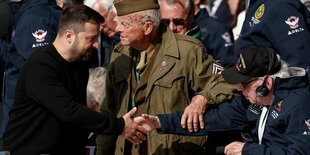 Der ukrainische Präsident Wolodymyr Selenskyj mit Kriegsveteranen am Omaha-Beach in der Normandie.