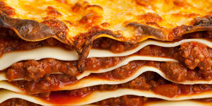 Bild einer Portion Lasagne.