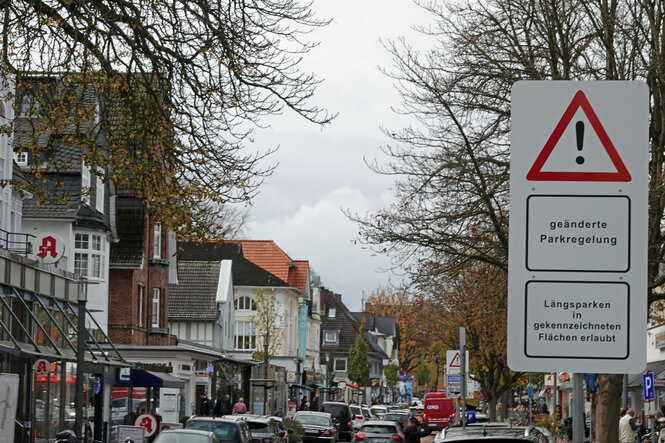 die Waitzstraße mit einem Erklärschild zur Parksituation