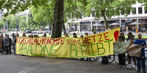 Menschen mit Transparent "Hochschulautonomie statt Hetze / Geraldine beibt!"