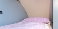rosa Bettdecke und Kopfkissen im Schlafwagenabteil