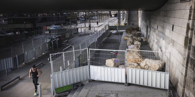 Gesperrter Raum für Obdachlose unter dem pont Charles de Gaulle in Paris