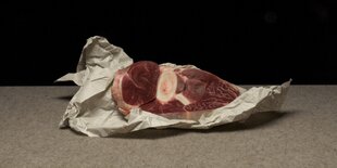 ein Stück Fleisch liegt auf einer Theke