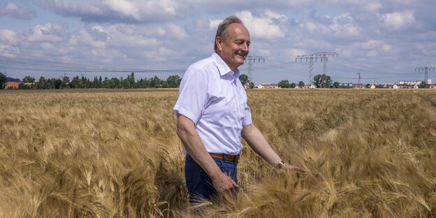 Joachim Rukwied steht in einem Getreidefeld
