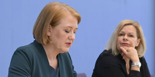 Familienministerin Paus und Innenministerin Faeser bei einer Pressekonferenz.