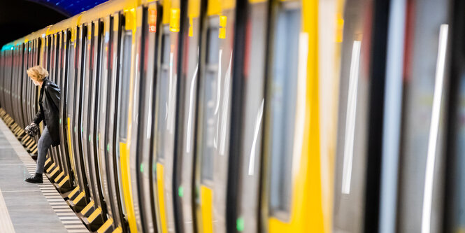 Person verlässt einen U-Bahn-Zug