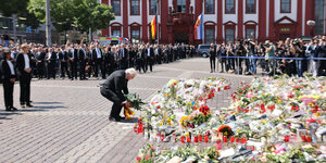 Präsident Steinmeier legt an einer Gedenkstelle Blumen nieder.