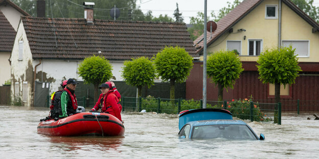 Ein Rettungsboot in einer überfluteten Straße.