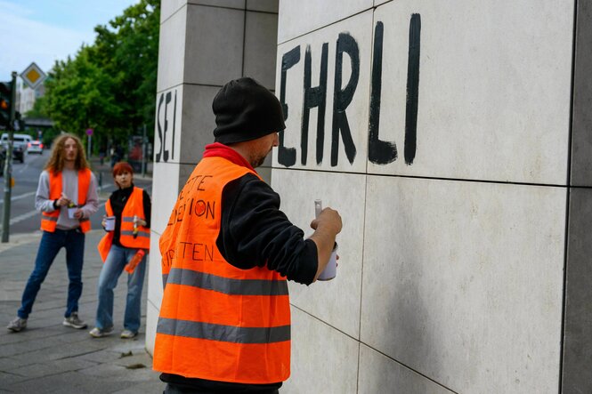 Aktivist:innen bemalen die SPD-Zentrale.