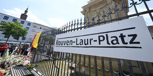 Ein Schild mit der Aufschrift «Rouven-Laur-Platz» hängt auf dem Marktplatz in Mannheim