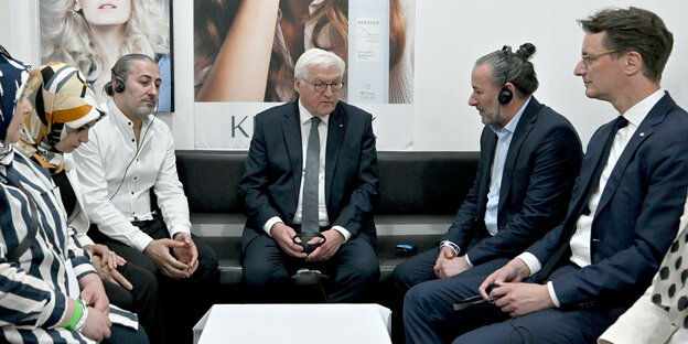Hasan und Özcan Yildirim sprechen mit Bundespräsident Steinemeier und NRW-Ministerpräsident Wüst