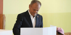 Donald Tusk geht wählen in einer Wahlkabine in Warschau