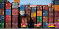 Automatische Containertransporter sind auf dem Gelände des Containerterminal Altenwerder in Hamburg unterwegs