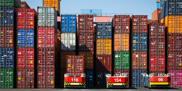 Automatische Containertransporter sind auf dem Gelände des Containerterminal Altenwerder in Hamburg unterwegs