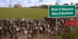 Landschaft, Steinmauer und Ortschild von Ballyvaughan