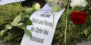 Kranz mit Aufschrift "Gedenken der Sinti und Roma die Opfer des Holocaust wurden"