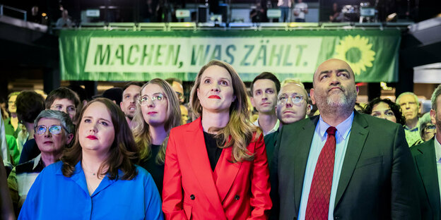 Wahlparty: Schlechte Stimmung bei den Grünen - in der ersten Reihe stehen Ricarda Lang, Terry Reintke und Omid Nouripour
