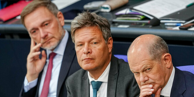 Lindner, Habeck und Scholz sitzen im Bundestag