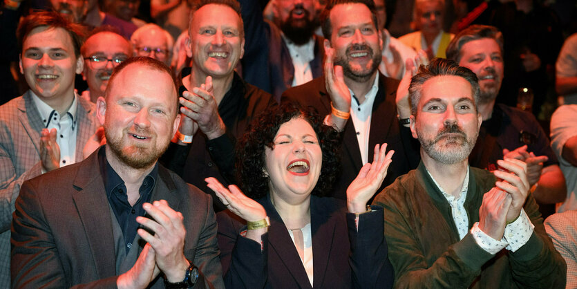 Wahlparty der Wagenknecht-Partei: Große Begeisterung, die Anhänger klatschen, lachen - im Vordergrund feiern Christian Leye, Amira Mohamed Ali, Fabio De Masi