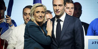 Marine Le Pen und Spitzenkandidat Jordan Bardella lächeln in die Kamera