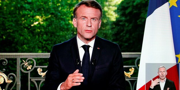 Der französische Präsident Macron spricht in eine Kamera