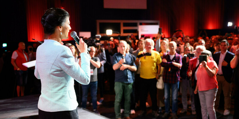 Wagenknecht von hinten, vor ihren jubelnden Anhängern