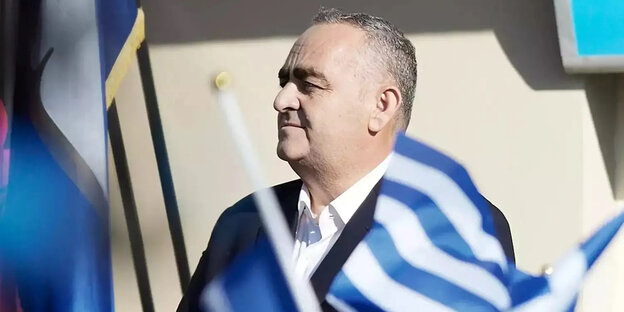Freddy Beleri mit griechischen Flaggen