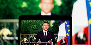 Frankreichs Präsident Macron ist zu sehen in einem Handyvideo