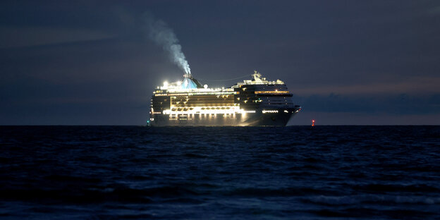 Das hell erleuchtete Kreuzfahrtschiff "Poesia" fährt in der Dunkelheit über die Ostsee.
