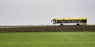 Ein Bus fährt auf einer der Landstraße