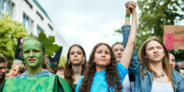 Tausende demonstrieren am 31.05.2024 in Berlin unter dem Motto "Unsere Zukunft, Eure Wahl" für Klimaschutz, ein solidarisches und demokratisches Europa sowie gegen die Klimakrise und den drohenden Rechtsruck.