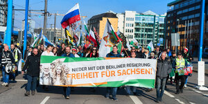 Eine Demonstration der rechtsextremen Kleinstpartei Freie Sachsen mit rund 400 Menschen in Chemnitz