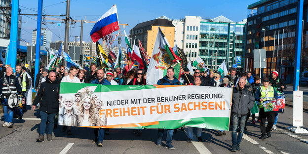 Eine Demonstration der rechtsextremen Kleinstpartei Freie Sachsen mit rund 400 Menschen in Chemnitz