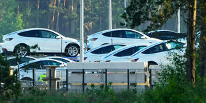 Autos der Marke Tesla stehen zum Transport am Waldrand auf dem östlichen Teil des Werksgeländes der Tesla Gigafactory