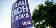 "Trau dich Europa" steht auf einem Wahlplakat der Partei "Volt"