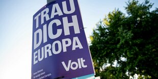 "Trau dich Europa" steht auf einem Wahlplakat der Partei "Volt"