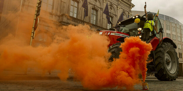 Bauern demonstrieren mit Rauchbomben vor dem Europäischen Parlament gegen den Green Deal