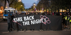 Das Fronttransparent auf der queerfeministischen Take Back The Night Demonstration vom 30. 04. 2021. Zu lesen ist: Take Back The Night. Daneben abgebildet: Ein Schlagring.